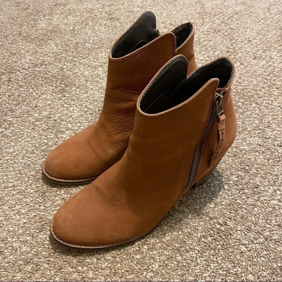 Steve Madden Whysper Leather Nubuck Zip Ankle Boot size 9B - Picture 2 of 8